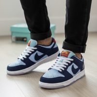 NIKE SNEAKERS